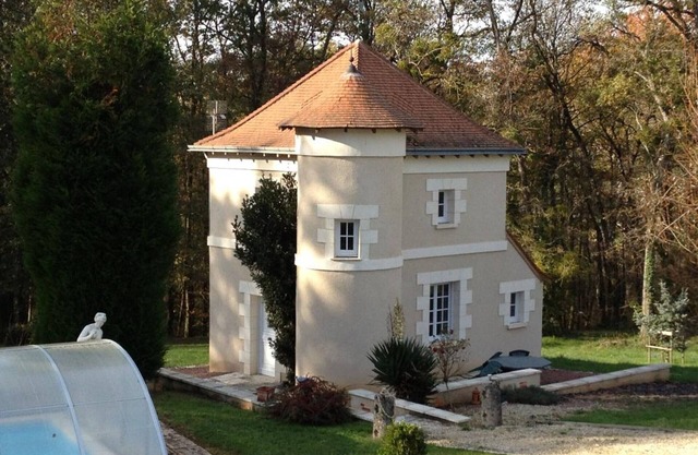 Charming Cottage with Private Pool, Park, and Proximity to Loire Castles