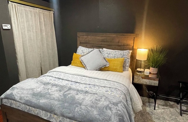 Charming cottage with WiFi and Hot-tub in welcoming Willow Glen