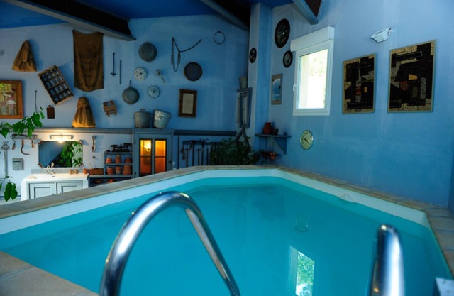 Charming cottages, private heated pool and indoor solarium, private outdoor