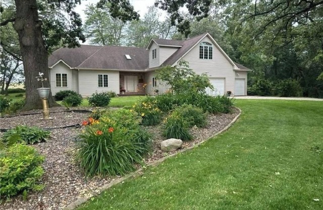 Charming country 4 bed/2 bath house in Clinton, near golf & casino. Wifi, A/C