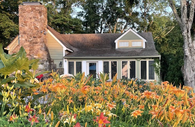 Charming Country Cottage w pool and pickleball court