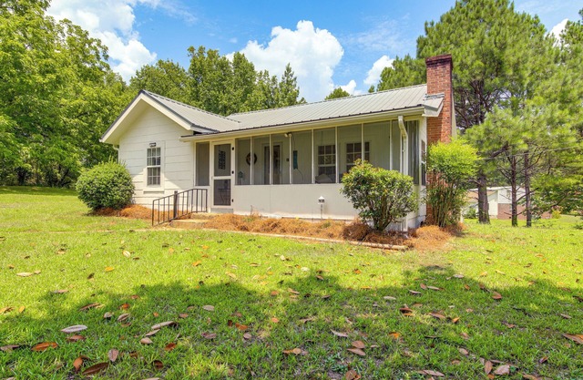 Charming Country Home w/Yard - 14 Mi to Ole Miss!