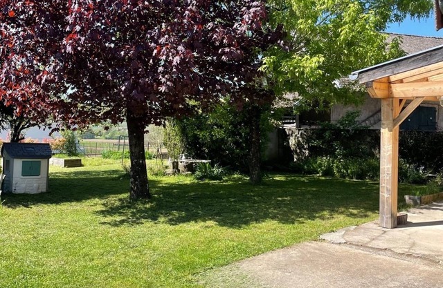 Charming country house, quiet garden with trees, near Lake Paladru