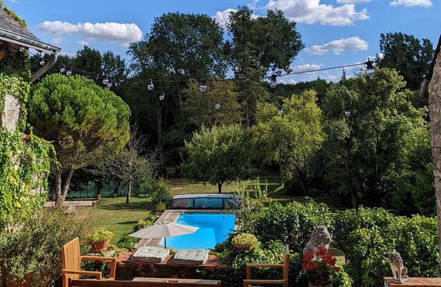 Charming country house. Swimming pool and private tennis court. 1h30 from Paris