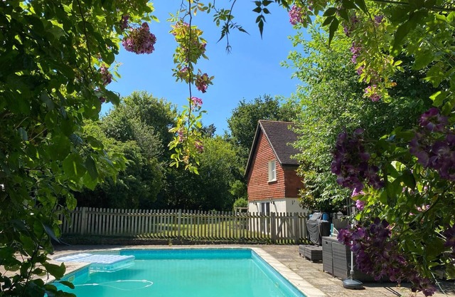 Charming Country House, Heated Pool, Gated Entrance, Secure Parking, Sleeps 8