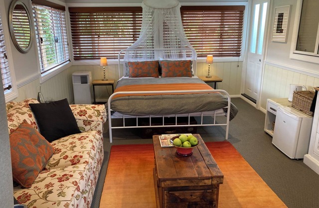 Charming country studio with WiFi and walking distance to beautiful Gloucester.