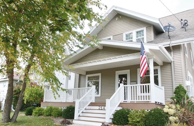 Charming cozy 3-bedroom house in marvelous Mount Horeb with AC, WiFi
