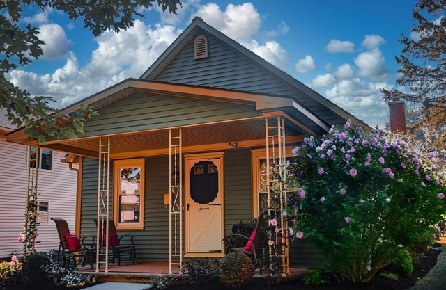 Charming, Cozy, & Conveniently Nestled in Historic Wellsboro, 2 BR, 1 Bath, WIFI