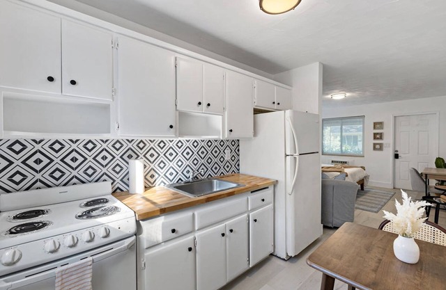 Charming Cozy Studio Lake Ridge