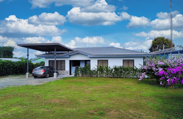 Charming 4-bedroom house with WiFi and AC in lovely Alajuela