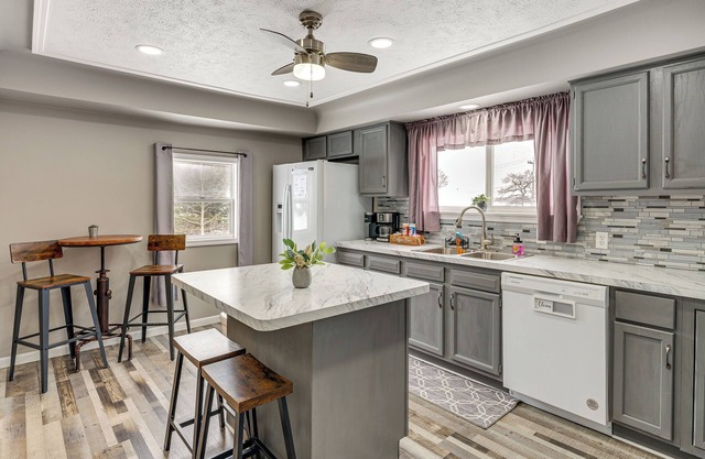 Charming Curtis House: Large Deck w/Lake View!
