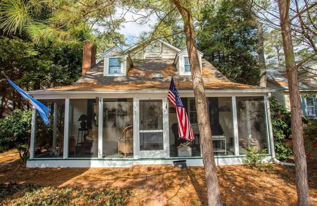 Charming Dog-Friendly Coastal Cottage: Steps to Beach, Boardwalk & Town!