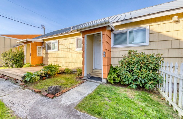 Charming Dog-Friendly Home, Close to Shops & Restaurants - Minutes to Beach