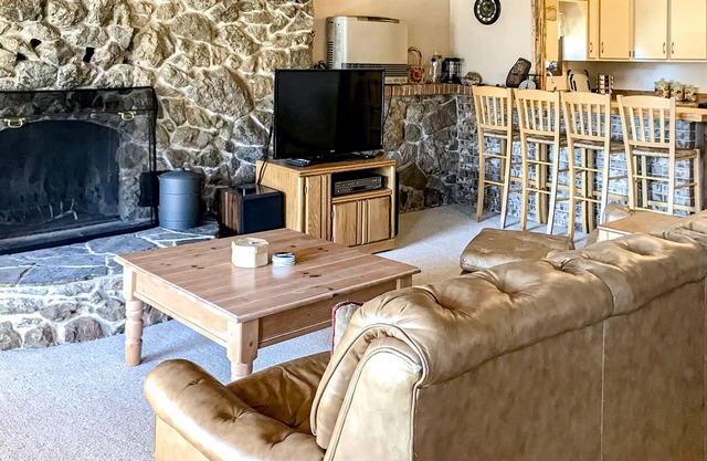 Charming dog-friendly mountain getaway w/hot tub, fireplace, W/D, & great views