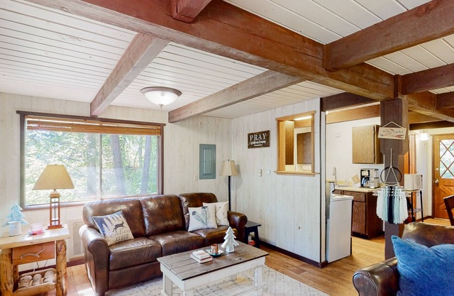 Charming dog-friendly cabin with firepit, balcony, grill, & W/D