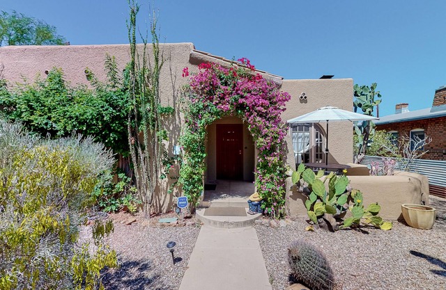 Charming dog-friendly home with enclosed yard, full kitchen, central AC, & W/D