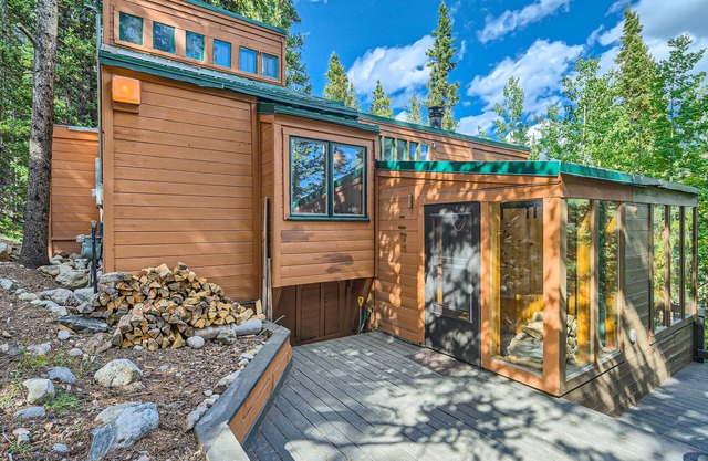 Charming dog-friendly mountain cabin in Alma w/multiple decks and fire pit!