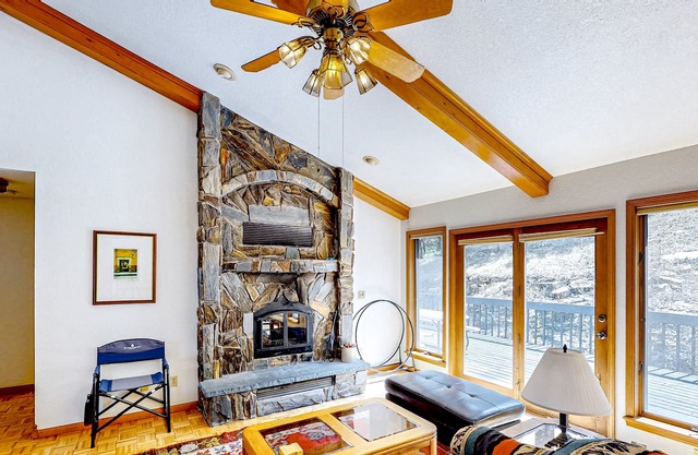 Charming, dog-friendly home with a large deck, ping-pong & games - hiking nearby