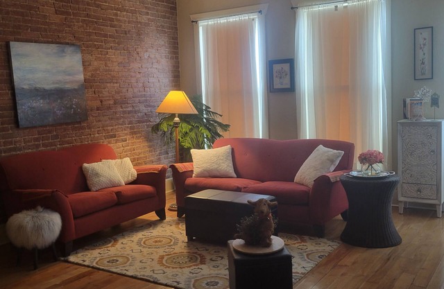 Charming Downtown Boutique loft- located in the Historic River District