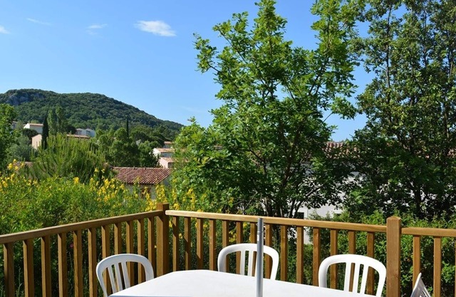Charming Duplex House for 6 with Terrace, WiFi, Pet-Friendly - Grospierres