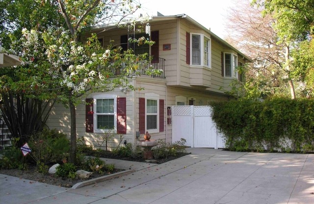 Charming Duplex with Private Yard. Pets Welcome