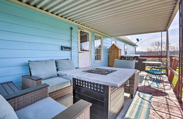 Charming East Bernstadt Retreat < 6 Acre Farm!