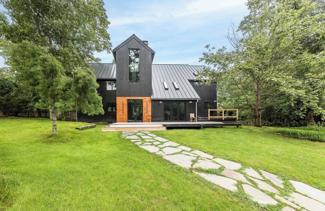 Charming East Hampton Estate Retreat: Spacious Rental Property in Prime Location