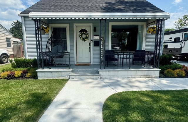 Charming & Elegant Windsor Border Escape: Hot Tub & Entertainment