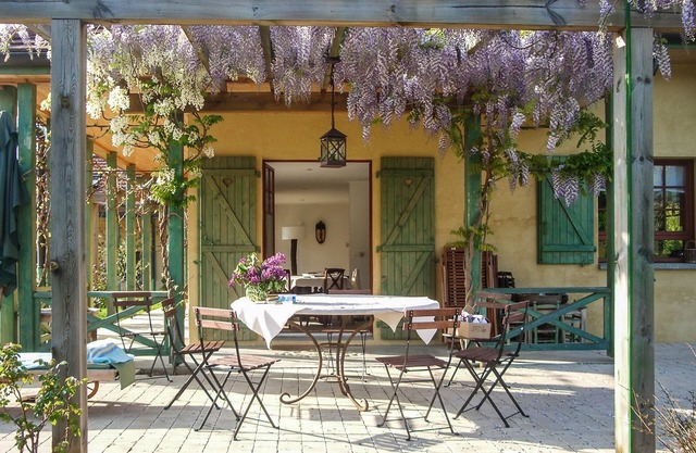 Charming family home,(6bed-4bath) quiet, refined, lake and mountain views,