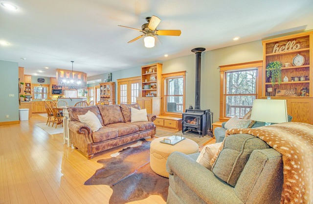 Charming Family Cabin w/Fire Pits in Clarksville