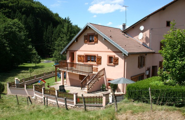 Charming Family Cottage with Private Pool and Easy Access to Hiking Trails