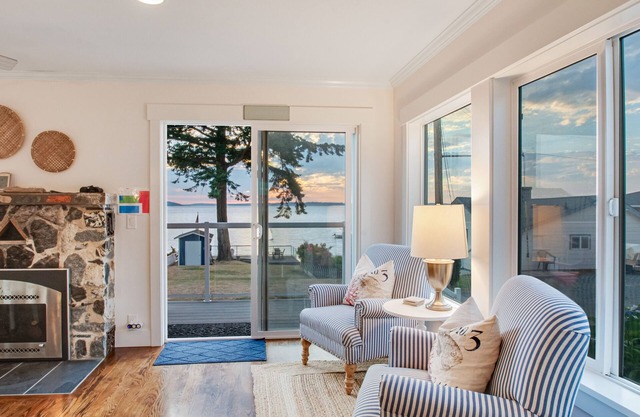 Charming, family-friendly beach house w/a full kitchen & private beach access