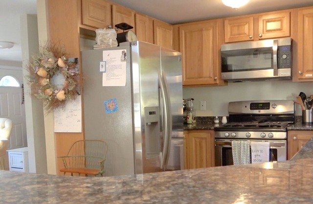 Charming, Family Friendly home. Walk to playground, grocery, restaurants.,beach.