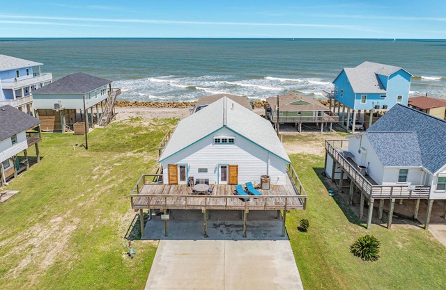 Charming Family Retreat by the Sea – Best Sunrises & Surf Sounds