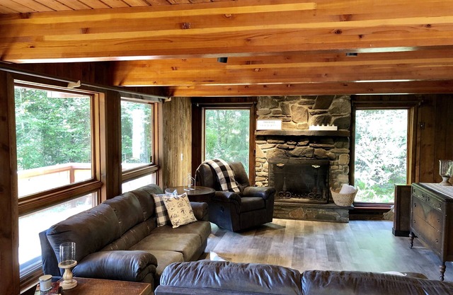 Charming Family Ski Chalet Less Than 5 minutes Drive to Okemo/Jackson Gore