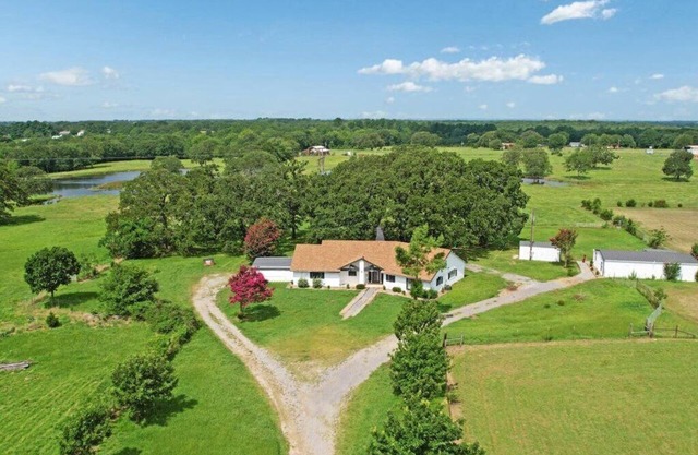 Charming Farm house-10 mins to LakeTexoma/StarlinkWIFI/HotTub/Zipline/Trampoline