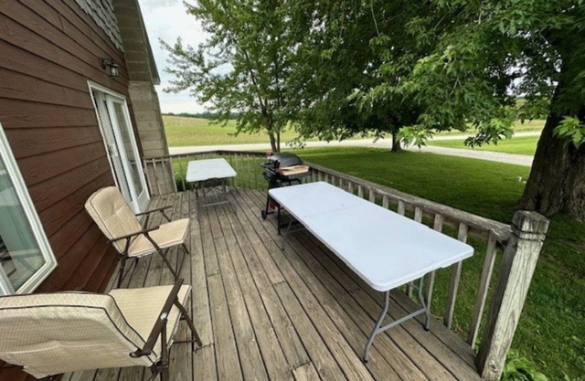 Charming farmhouse with 4 bedrooms and WiFi, AC near Spring Valley