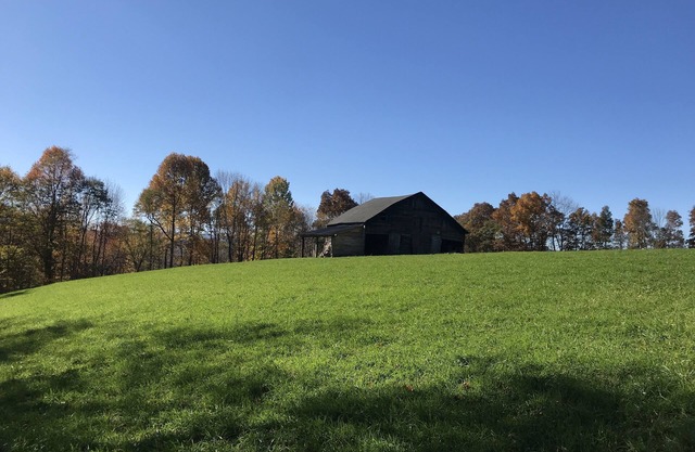 Charming farmhouse-60 acres w/trails firepits creek close to Dolly and Canaan