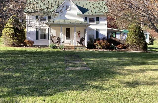 Charming Farmhouse across from Devils Backbone Brewery.
