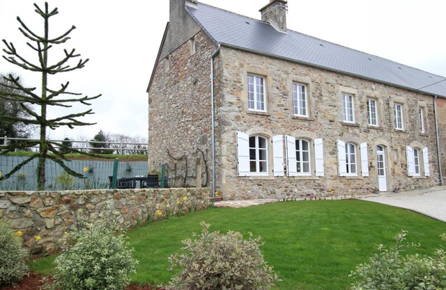 Charming Farmhouse with Fireplace, Spacious Garden, and Modern Amenities in Saussemesnil