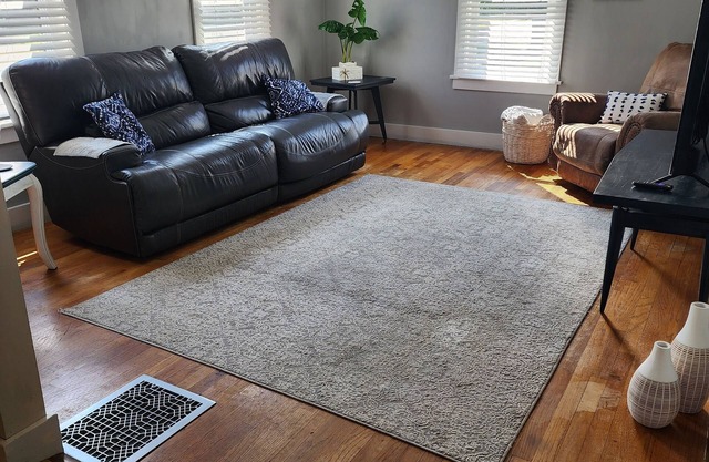 Charming farmhouse in town- Dog friendly