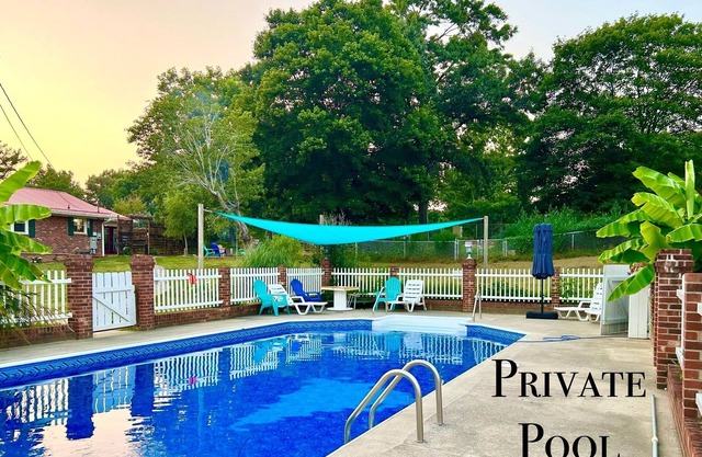 Charming farmhouse w/pool, firepit, & close to 2 state parks! Pet friendly🐾