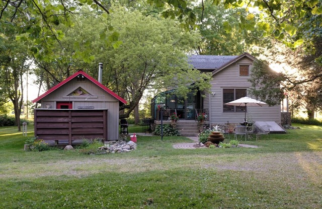 Charming farmhouse with wood-fired sauna near Owosso, MI