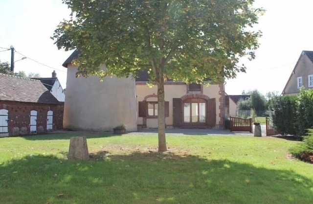 Charming Farmhouse with Medieval Tower, Garden & Games in Aufferville, Pets Welcome!