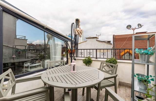 Charming Flat with Patio in Nisantasi