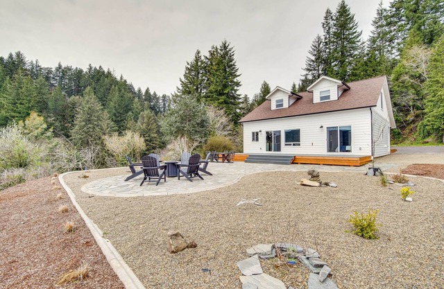 Charming Florence Home w/Fire Pit & River Views!
