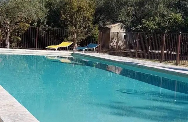 Charming mazet in a calm and soothing environment.