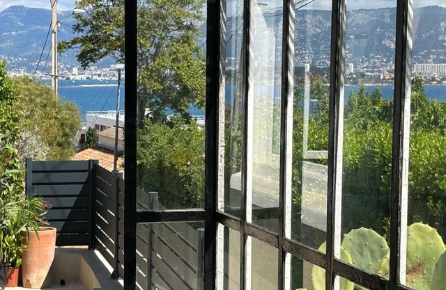 Charming house, swimming pool, sea view, 4 minutes walk from the beach
