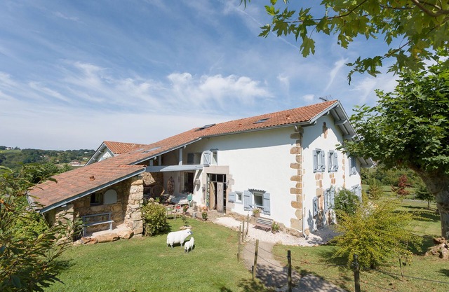 Charming and exceptional cottage, swimming pool and jacuzzi, near Saint Jean de Luz
