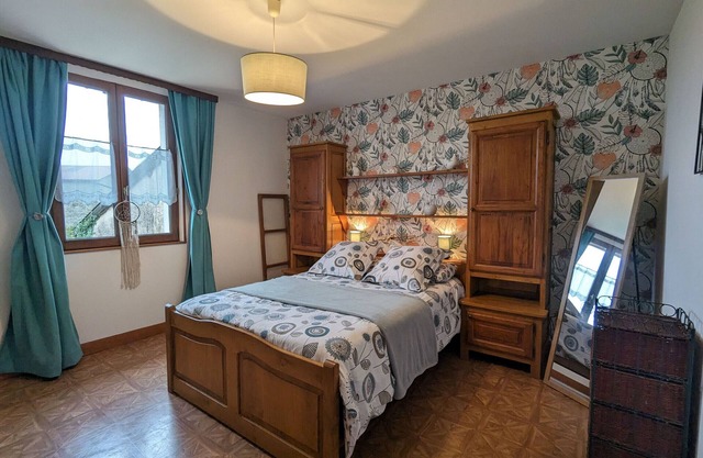Charming Cottage Near Verdun: 3 Bedrooms, Fireplace, Enclosed Yard, Private Parking